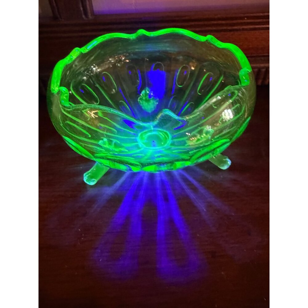 Vintage 30's Green Glass Uranium 3 Footed Rose Bowl Vase - Picture 6 of 16